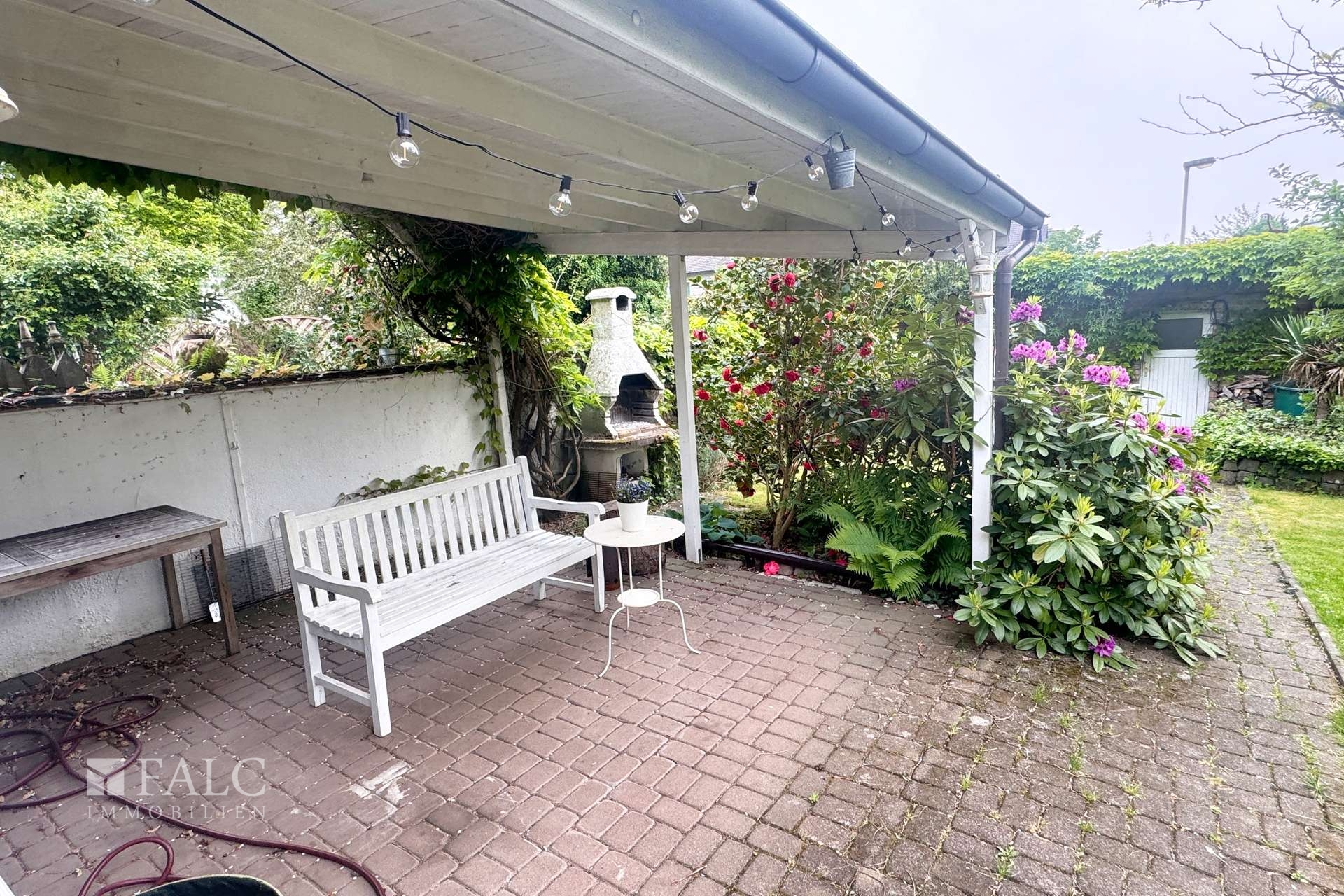 überdachte Terrasse und Grillplatz